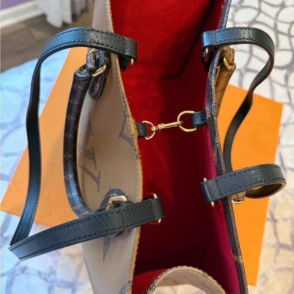 Louis Vuitton On The Go MM Tote - Picture 8 of 17